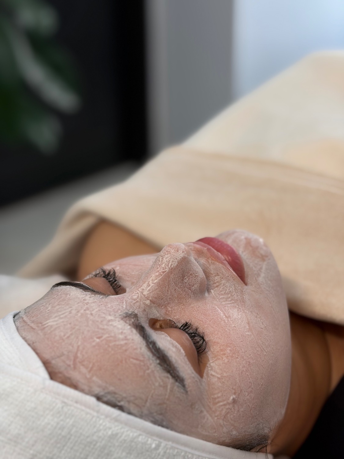 نمونه کار فیشال تخصصی / پاکسازی جوانسازی و آبرسانی پوست